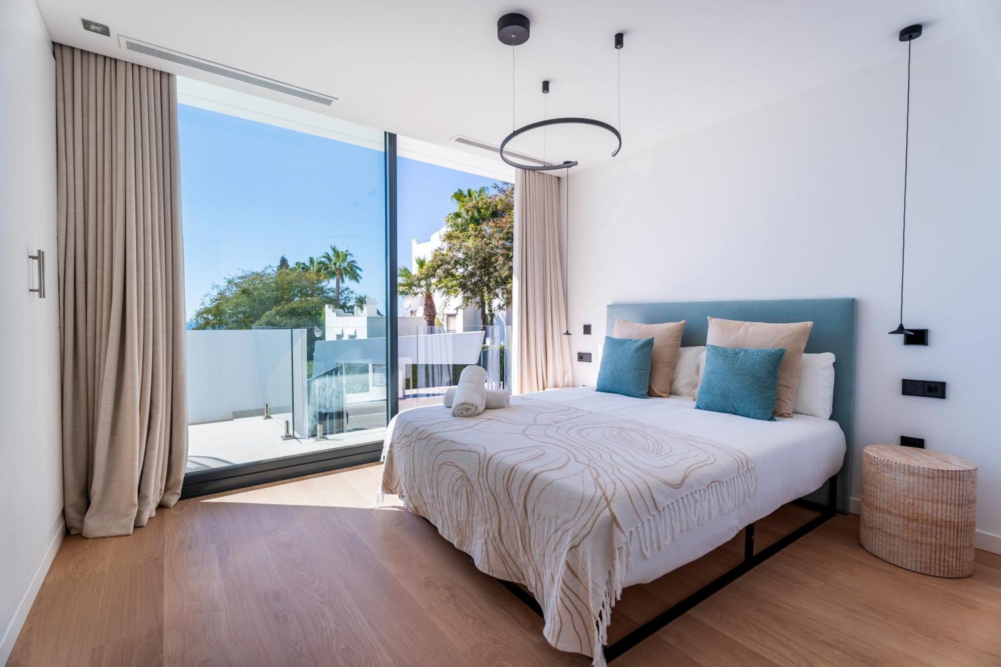Vacation I La Moderne, Sparkling Heated Pool, Private Gym, Cine Room, Arcade Machines Villa *