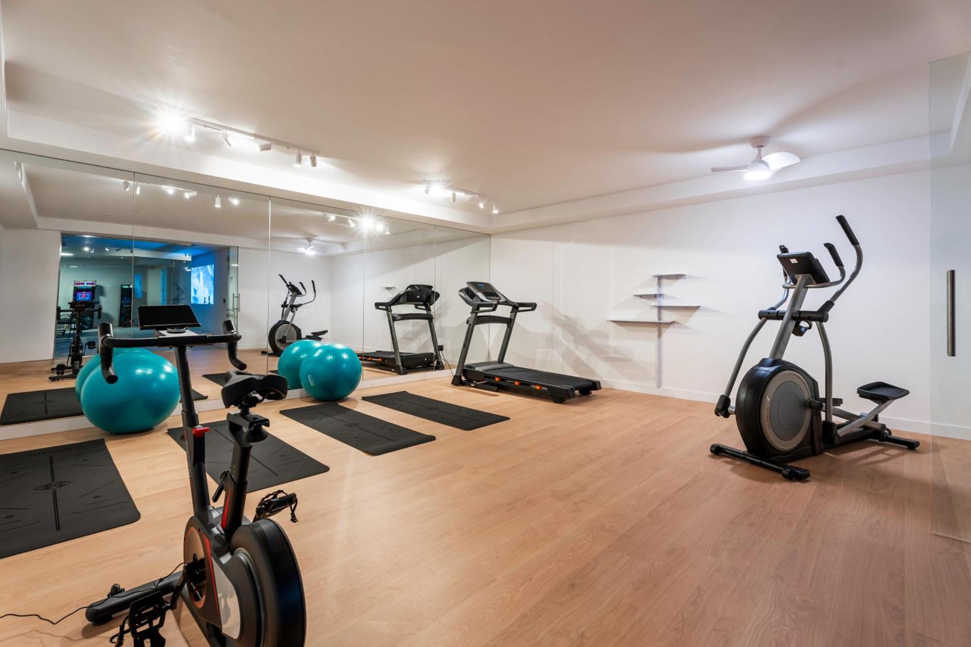 Villa Vacation I La Moderne, Sparkling Heated Pool, Private Gym, Cine Room, Arcade Machines *