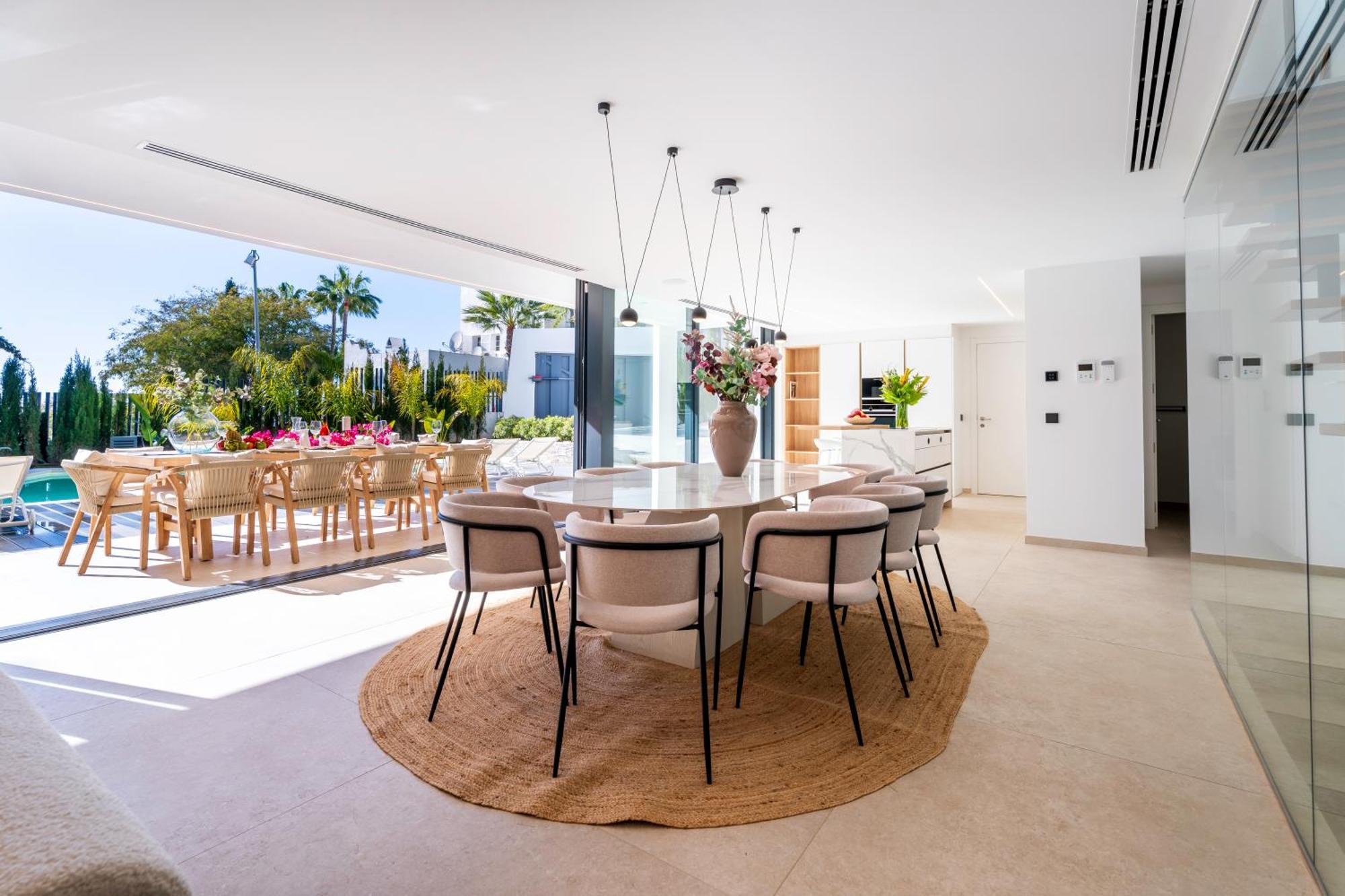 Villa Vacation I La Moderne, Sparkling Heated Pool, Private Gym, Cine Room, Arcade Machines Marbella